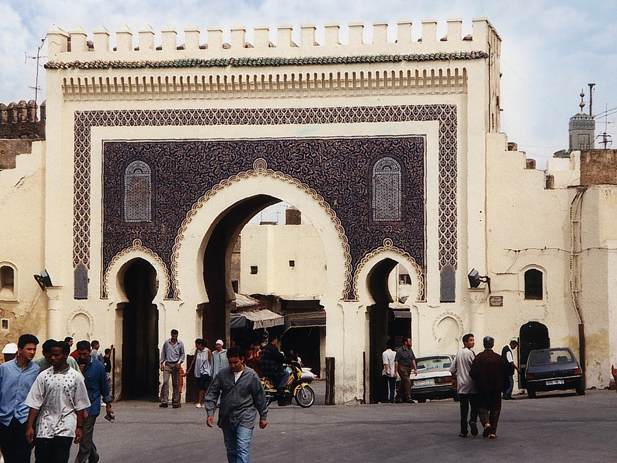 Fès - Bab Boujeloud Fès, kiezerstad nummer 3. Wij logeren in het oude Fès, gesticht door Idris I in 809 en daardoor de oudste middeleeuwse stad in de islamistische wereld. Bab Boujeloud is de toegangspoort tot de medina, een wirwar van kleine straatjes met ambachtslui en handelaars. Stefan Cruysberghs